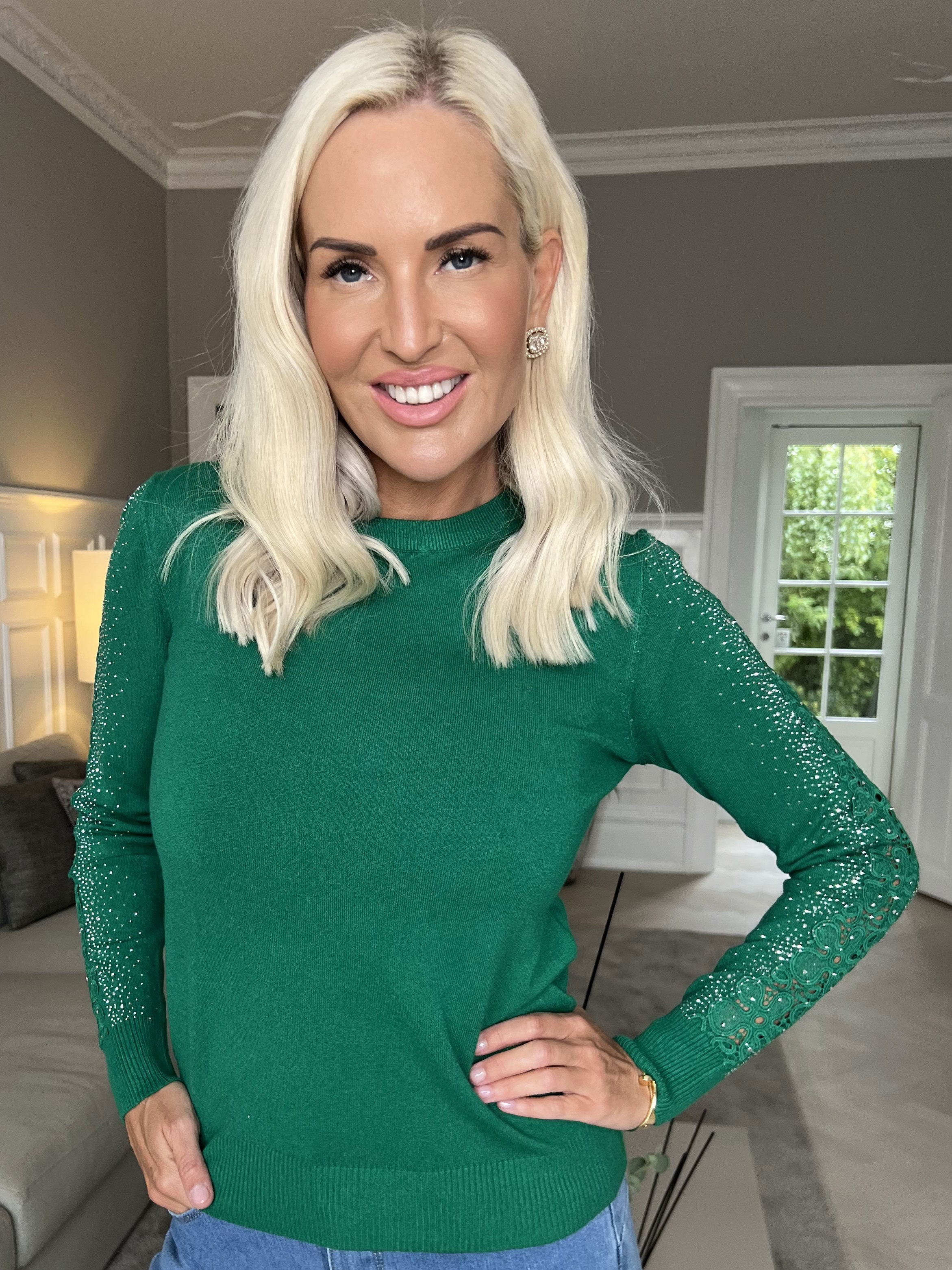 Martine - Blød bluse med broderet detaljer og similisten på ærmerne